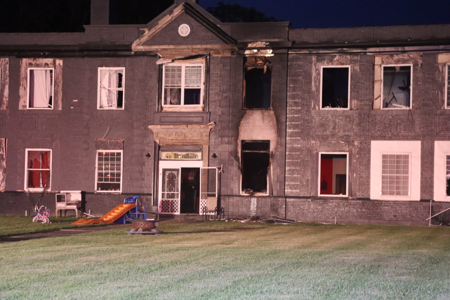 monday-fire-damages-school-turned-residence-in-roswell-wjer-radio-100